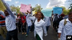 Wauguzi wa Kenya katika maandamano kudai malipo bora Dec. 8, 2016. 