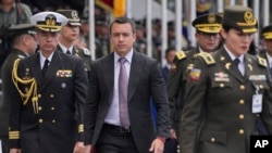 El presidente de Ecuador, Daniel Noboa, rodeado de altos mandos militares asiste el 22 de enero de 2023 a un acto en una escuela de policías en Quito. Noboa se reunió el lunes con una delegación de EEUU para tomar acuerdos sobre seguridad.