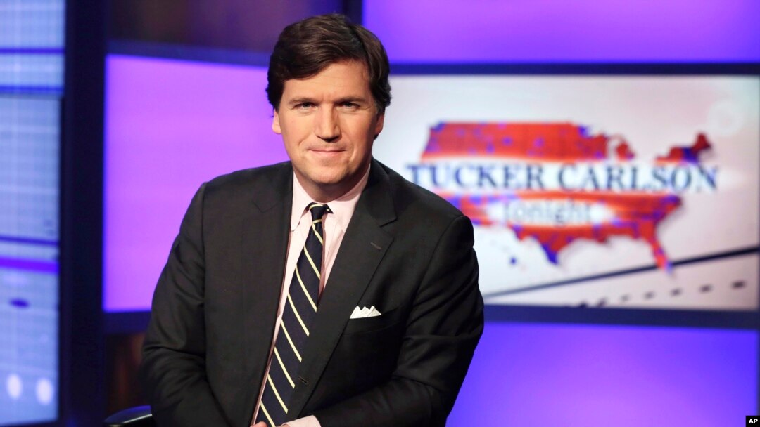 ARHIVA - Taker Karlson, voditelj programa "Tucker Carlson Tonight" u studiju televizije Foks njuz u Njujorku. 