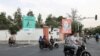 ​ປະ​ຊາ​ຊົນ​ຂັບ​ລົດ​ກາຍ​ປ້າຍ​ທີ່​ມີ​ຮູບ​ຂອງ​ຜູ້​ນຳ​ກຸ່ມ​ຮາ​ມາ​ສ ທ່ານ ອິ​ສ​ເມ​ລ ຮາ​ນີ​ເຢ ໃນ​ນະ​ຄອນຫຼວງ ເຕ​ຫະ​ຣ່ານ.
