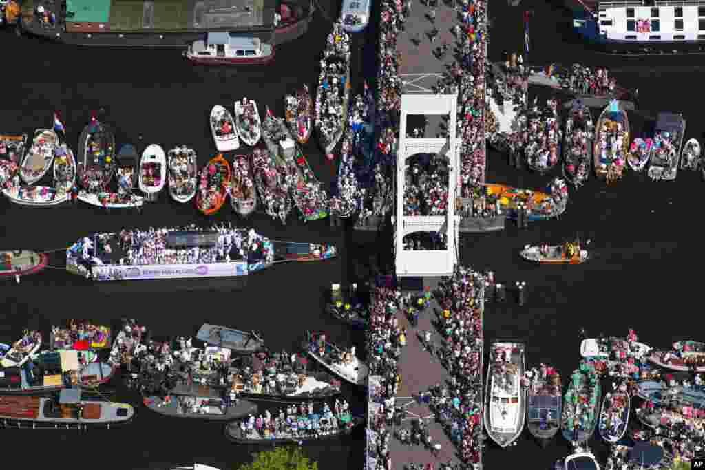 Warga merayakan Parade Kanal Tahunan dalam acara "Gay Pride" di Amsterdam, Belanda.