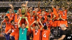 Los dos equipos se vieron las caras de nuevo un año después, igual que en la final de la Copa América Chile 2015. 