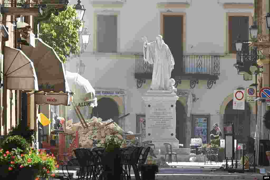 Puing-puing di pusat kota Norcia, Italia, menyusul gempa berkekuatan 6,6 Skala Richter (30/10). (AFP/Alberto Pizzoli)