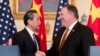 美国国务卿蓬佩奥和中国国务委员兼外长王毅在美国国务院联合举行记者之后握手。（2018年5月23日）