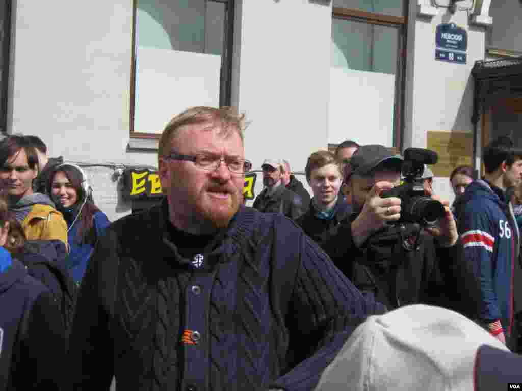 Депутат Городского законодательного собрания Санкт-Петербурга Виталий Милонов с тротуара кричал демонстрантам: «Вы оскорбляете моего президента!»