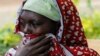 Una mujer reacciona mientras miembros de las Fuerzas de Defensa de Kenia buscan los cuerpos de desaparecidos después que inundaciones repentinas arrasaron varias casas tras las fuertes lluvias en la aldea Kamuchiri de Mai Mahiu, condado de Nakuru, Kenia, el 1 de mayo de 2024. 