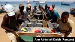 Pescadores na Baía Farta, no sul de Benguela