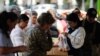 Gobierno salvadoreño instala mercados para frenar alzas de precios de alimentos. 
