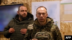 Командующий ВСУ Александр Сырский. Слева от него – министр обороны Украины Рустем Умеров (архивное фото)
