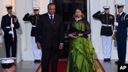 FILE- King Mswati III of Swaziland and wife Inkhosikati La Mbikiza arrive for a dinner hosted by President Barack Obama for the U.S.-Africa Leaders Summit, at the White House in Washington, Aug. 5, 2014.(file photo)