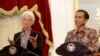 Direktur Pelaksana IMF Christine Lagarde (kiri) dalam konferensi pers bersama Presiden Joko Widodo di Istana Merdeka, Selasa (1/9).