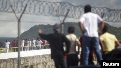Estados Unidos alberga a más de un millón y medio de hondureños, entre residentes legales e indocumentados. En esta foto, familiares de hondureños deportados esperan a las afueras del Aeropuerto Toncontin, en Tegucigalpa.