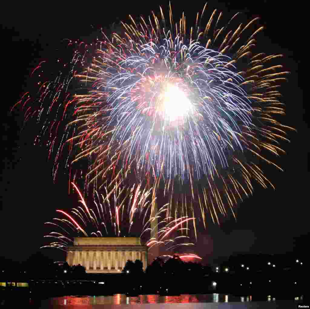 Pháo bông tại Đài tưởng niệm Lincoln ở thủ đô Washington, 4/7/2011. (Brian Allen/VOA)