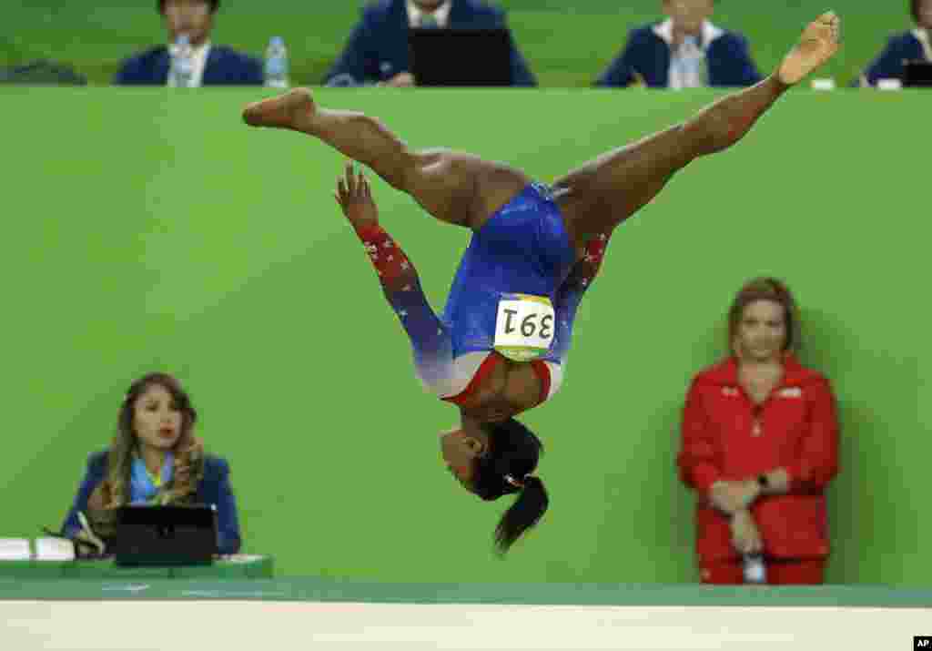 Atlet Simone Biles dari AS beraksi dalam final senam indah Olimpiade 2016 di Rio de Janeiro (16/8). (AP/Dmitri Lovetsky)