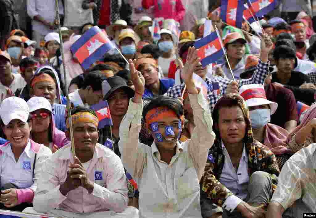Ủng hộ viên của phe đối lập Campuchia CNRP tụ tập tại Công viên Tự do ở Phnom Penh, ngày 23/10/2013.