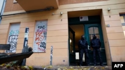 Policajci stoje ispred kuće u berlinskom kvartu Fridrihšain, tokom racije usmerene protiv Hamasa i druge palestinske organizacije koja je zabranjena u Nemačkoj.