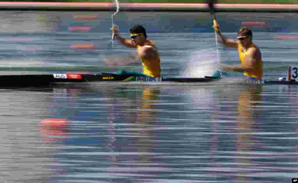 Jesse Phillips (trái) và Stephen Bird của Australia chèo thuyền kayak ở vòng bán kết đôi nam 200 mét. AP Photo/Natacha Pisarenko
