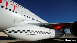 Virgin Orbit milik Richard Branson dengan roket di bawah sayap pesawat jet Boeing 747 yang dimodifikasi, di Mojave, California, 10 Juli 2019. (Foto: Reuters) 