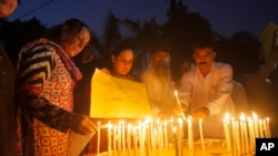 د مدني ټولنې فعالانو په اتم اګست په کوټه کې د وژل کسانو په یاد کې شمعې بلې کړي دی