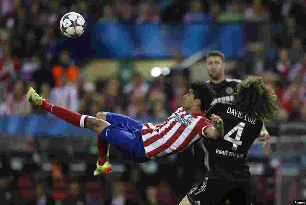 Pemain Atletico Madrid, Diego Costa menendang bola pada semifinal leg pertama Liga Champions melawan Chelsea di Madrid, Spanyol yang berakhir tanpa gol 0-0. 