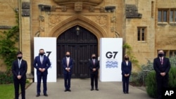 주요 7개국(G7) 보건장관들이 4일 회의가 열린 영국 옥스포드 대학에서 기념촬영을 하고 있다.