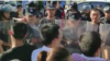 中國警察將要求籌建國會抗議警察打人的深圳佳士科技員工圍了起來。（推特截圖） 