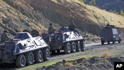 装甲车上的土耳其士兵们在土耳其伊拉克边境巡逻（资料照片）。