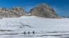 La NASA utiliza una amplia gama de recursos, incluyendo satélites y observaciones de campo, para monitorizar y entender los cambios climáticos y sus efectos globales.