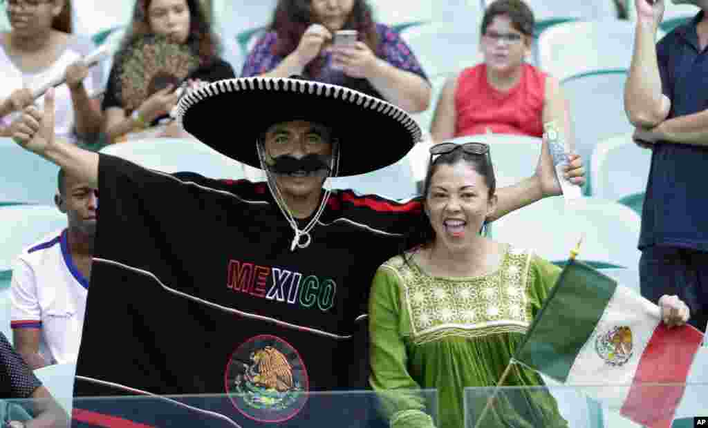Mashabiki wa Mexico wakishangilia timu yao ya mpira wakati wa mechi na Fiji. Mexico ilishinda 5-1.