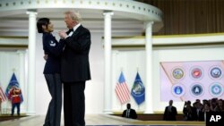 Президент Дональд Трамп танцует с военнослужащей на балу главнокомандующего, 20 января 2025 года, Вашингтон