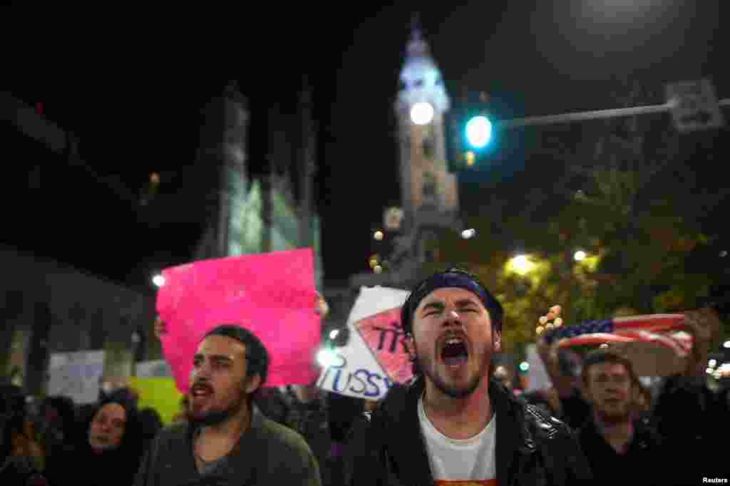 Manifestantes marcham num protesto anti Presidente-eleito Donald Trump em Filadélfia, Nov. 11, 2016.