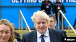 Waziri Mkuu Boris Johnson akipiingia katika ukumbi wa mkutano wa mwaka wa Chama cha Conservative Party huko Manchester, Uingereza, Oct. 3, 2021.REUTERS/Toby Melville
