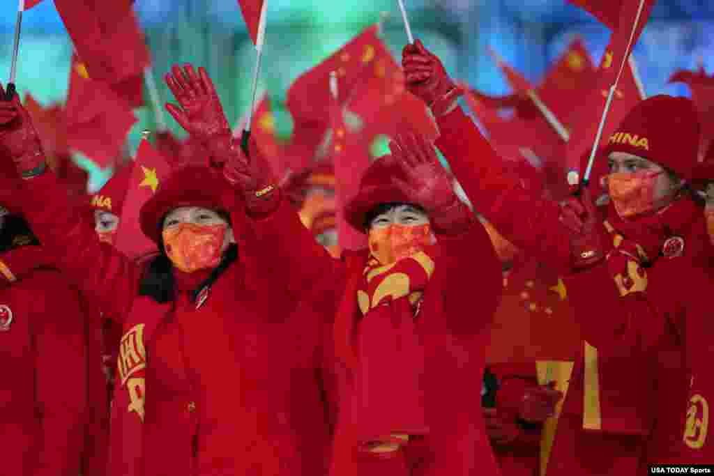 Atlet Chinwa yo antre nan stad la pandan seremoni ouveti Jezolenpik Peken 2022 yo, nan Stad Nasyonal Peken an, 4 Fevriye 2022.