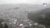 Las lluvias torrenciales del lunes por la noche provocaron la acumulación de agua en un barranco cerca de los barrios obreros de La Gasca y La Comuna, arrojando lodo y piedras sobre las viviendas y afectando el suministro eléctrico. [Foto: cortesía de Municipio de Quito].