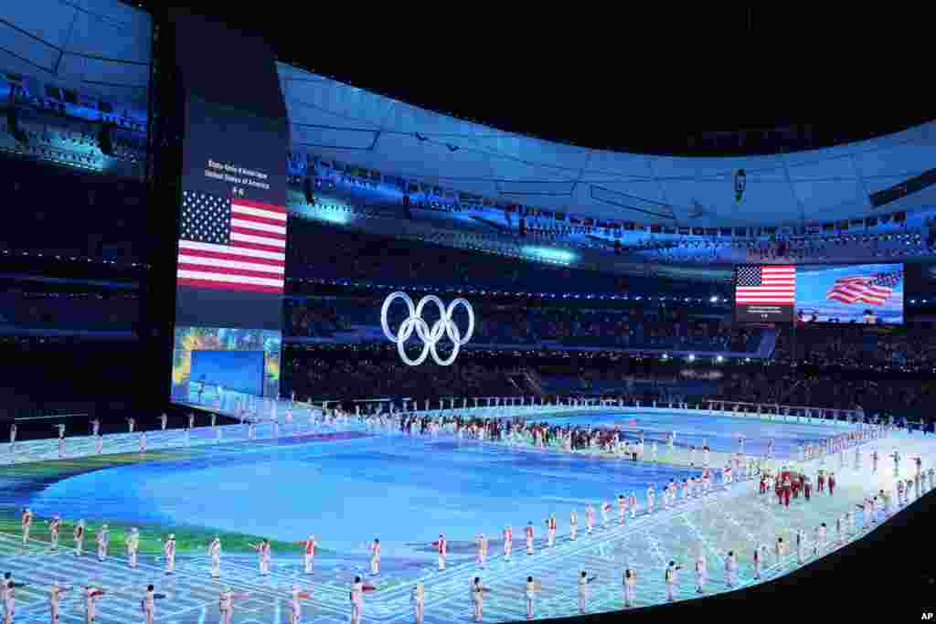 Brittany Bowe ak John Shuster, 2 atlet Ameriken, pote drapo peyi yo pandan seremoni ouveti Jezolenpik Ive 2022 yo, 4 Fevriye 2022 nan Peken.