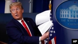 ARHIVA - Predsednik Donald Tramp na brifingu u Beloj kući 20. aprila 2020.