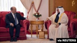 نفتالی بنت (چپ) در جریان دیدار با پادشاه بحرین 