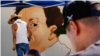 El muralista Levi Ponce pinta un retrato del artista mexicano Diego Rivera en un evento titulado "Graff Yard Boogie", el 6 de junio de 2015, en Los Ángeles, EE. UU.
