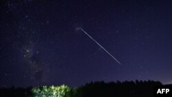 На этом изображении с экспозицией во времени показан след группы спутников SpaceX Starlink, проходящих над Уругваем, примерно в 185 км к северу от Монтевидео.