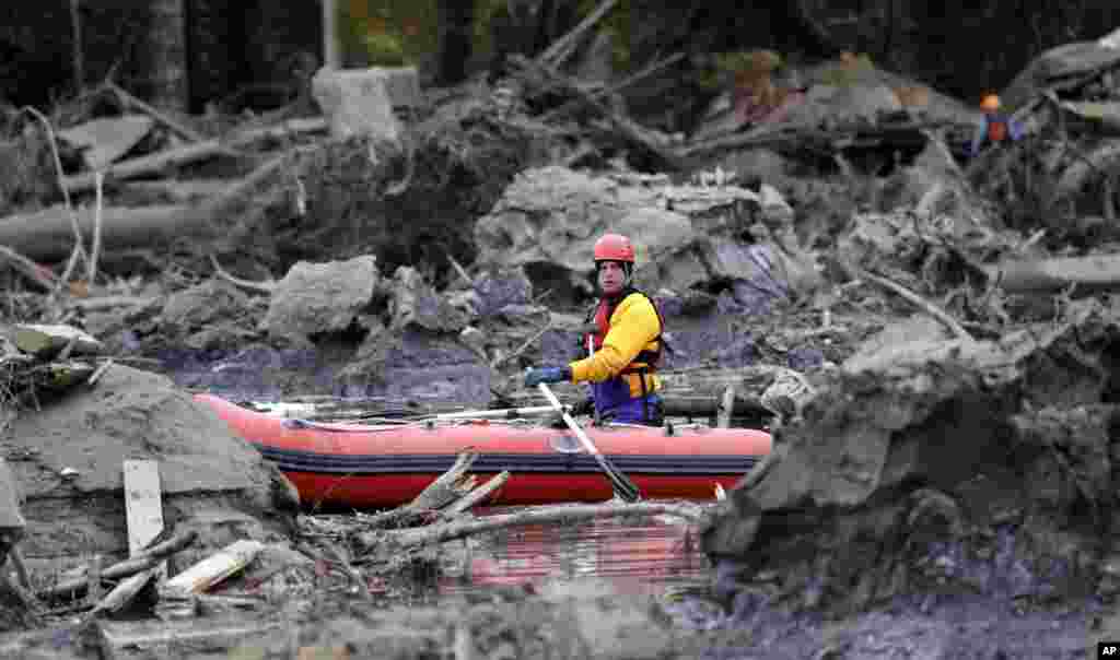 Anggota team SAR melakukan pencarian korban yang hilang dalam bencana tanah longsor di Oso, negaara bagian Washington, AS. 