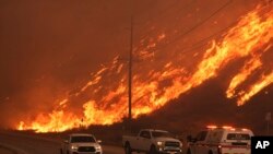 Пожарные наблюдают за пожаром «Хьюз», на озере Кастаик, Калифорния, в среду, 22 января 2025 года.