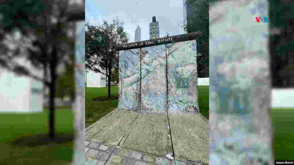 Conmemoración de la caída del muro de Berlín: Un fragmento del Muro de Berlín se encuentra en el jardín de la sede de la ONU. Fue presentado como un regalo a la ONU en 2002 por Alemania.