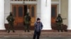 2月28日持枪士兵把守乌克兰克里米亚辛的菲罗波尔机场（美国之音记者阿罗特拍摄）