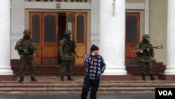 2月28日持枪士兵把守乌克兰克里米亚辛的菲罗波尔机场（美国之音记者阿罗特拍摄）