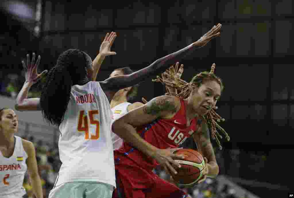 Pertandingan bola basket putri tim AS dan Spanyol pada Olimpiade 2016 di Rio de Janeiro, Brazil (8/8). (AP/Carlos Osorio)