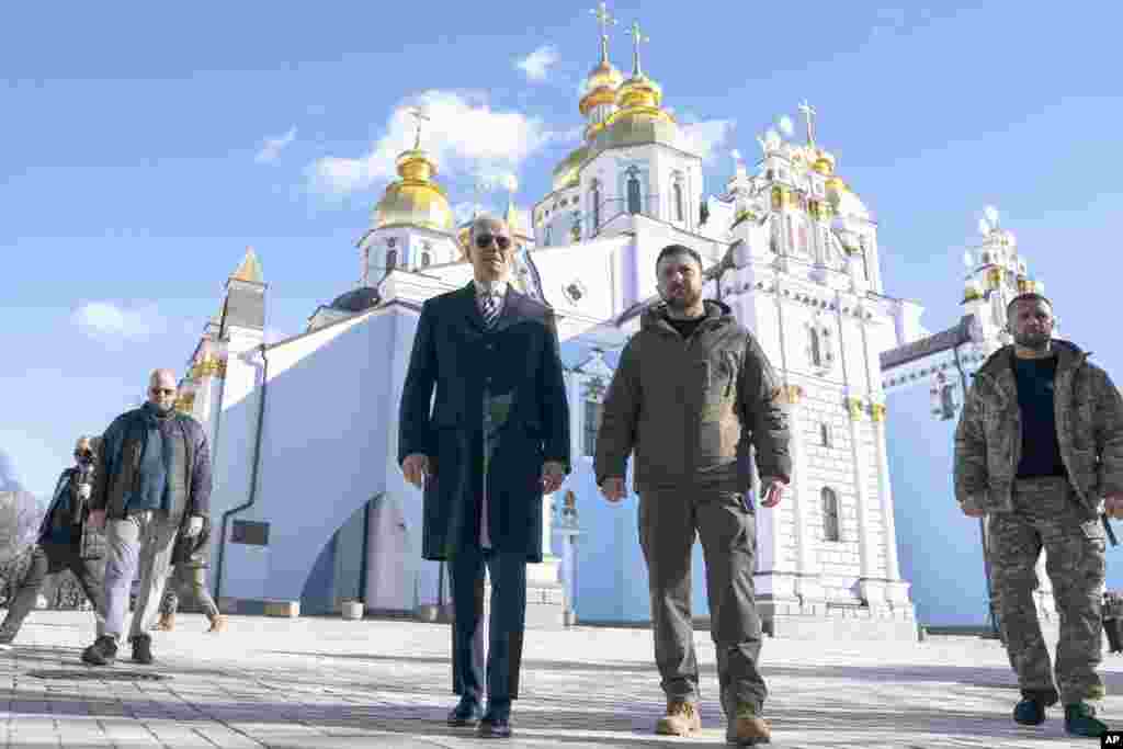 20 февраля 2023 года. Джо Байден и президент Украины Владимир Зеленский в Киеве. Необъявленный визит главы Белого дом в украинскую столицу стал очередным напоминанием о продолжающейся поддержке Киева со стороны США. Хотя Байден посетил Украину лишь однажды, другие члены его администрации — например, главы Госдепартамента и Пентагона — делали это многократно.