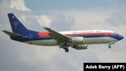 ILUSTRASI - Pesawat Sriwijaya Air Boeing 737-300, model serupa dengan Boeing 737-500 penerbangan SJY182. (Adek BERRY / AFP)