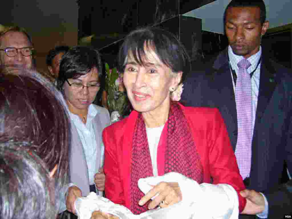 Bà Suu Kyi tại đài VOA, 18/9/2012 (Hình: Neeta Maskey Torrini/VOA)