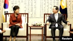韩国总统周朴槿惠与韩国国会议长丁世均会面（资料图，2016年11月8日）