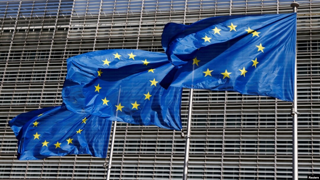 Zastave Evropske unije pred sedištem Evropske komisije u Briselu (Foto: EUTERS/Yves Herman)